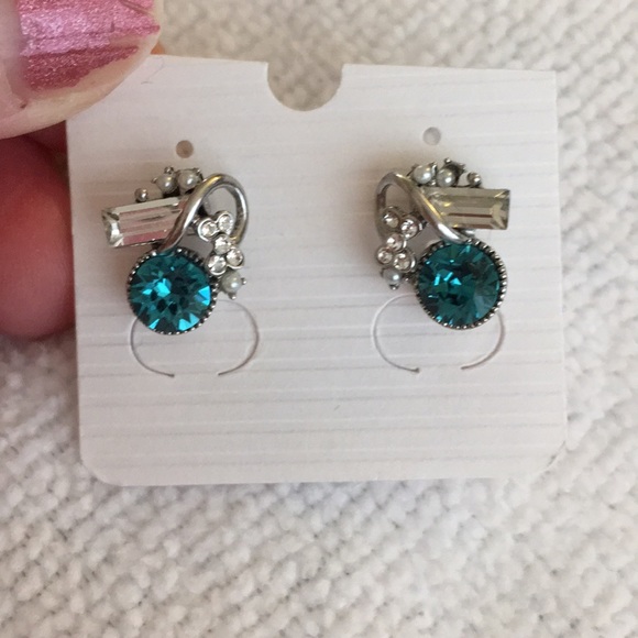 ❌SOLD❌Emerald Green & Enamel Gift Crystal Earrings - Picture 4 of 5